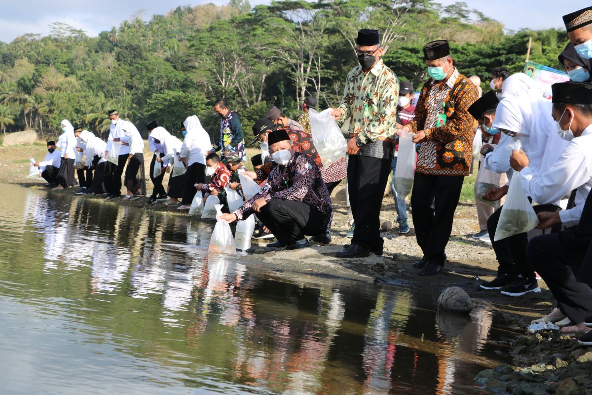 Sembilan pasangan calon pengantin di Kulon Progo menebar ikan di Sermo