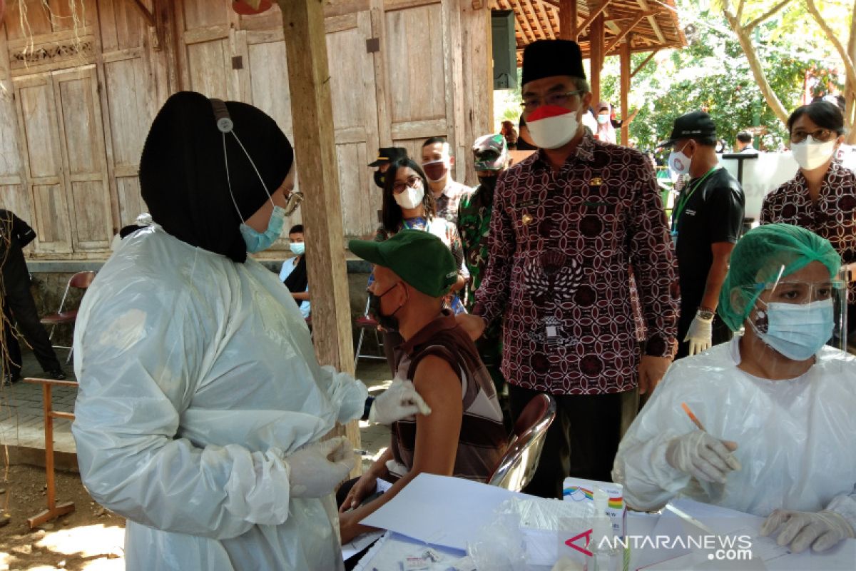 Bupati Bantul meninjau vaksinasi COVID-19 di Kampung Batik Giriloyo