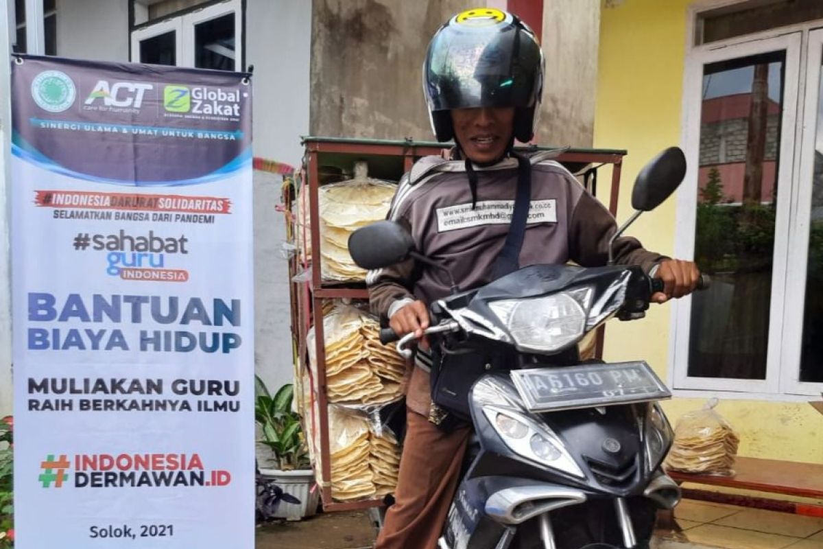 Hanya bergaji Rp60 ribu, seorang guru jualan kerupuk keliling