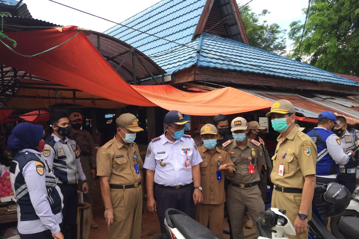 Diskopdag Tanah Laut pasang portal di Pasar Manuntung Berseri