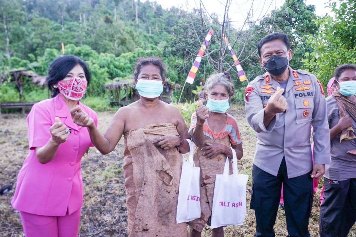 Polda Malut bantu UMKM dan suku pedalaman di Halmahera Timur, kepedulian sosial