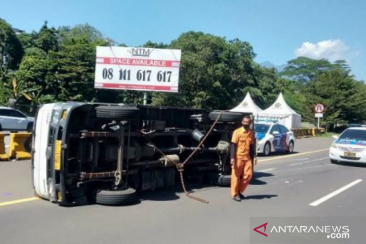 Truk boks sembako terguling di tol Jagorawi