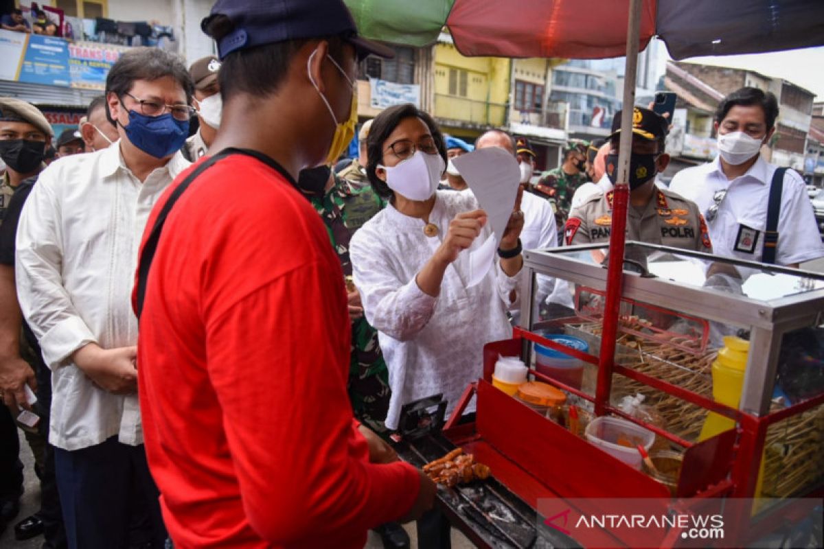 Dua menteri serahkan bantuan tunai untuk PKL di Medan