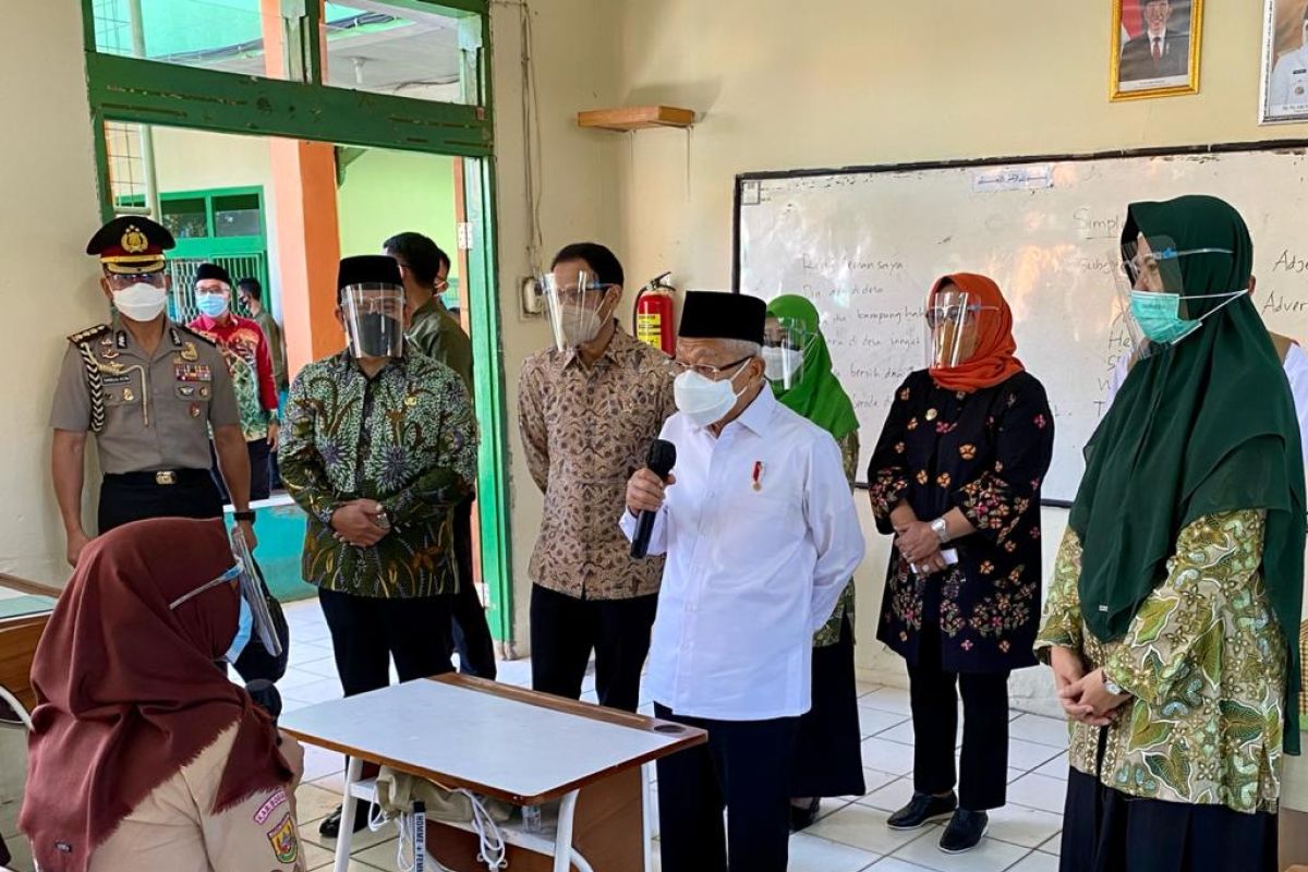 Wapres dan Mendikbudristek meninjau PTM terbatas di Bogor