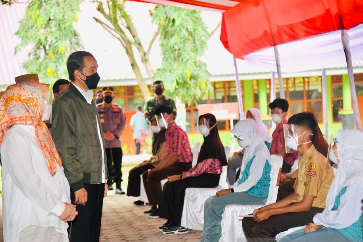 Presiden Jokowi dan Ibu Negara tinjau vaksinasi bagi pelajar di Wajo Sulsel