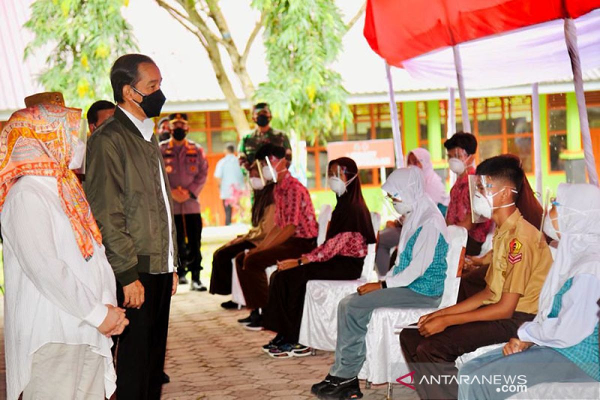 Presiden dan Ibu Negara tinjau vaksinasi bagi pelajar di Wajo Sulsel