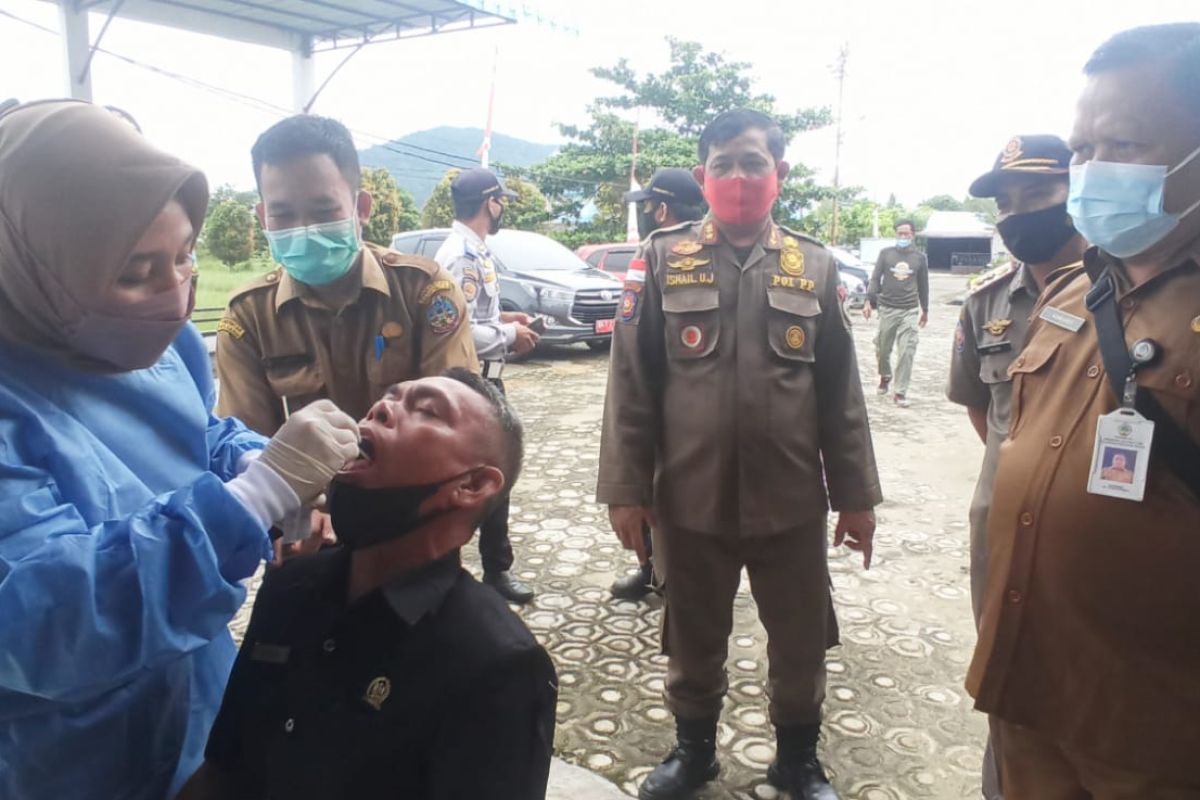 Sebagian besar staf sekretariat DPRD Kayong Utara telah divaksinasi