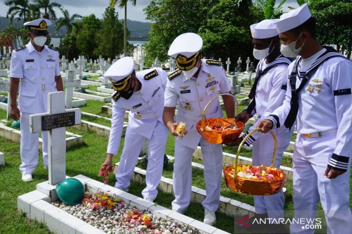 Lantamal Ambon gelar baksos dan ziarah jelang HUT ke-76 TNI AL, hargai pahlawan