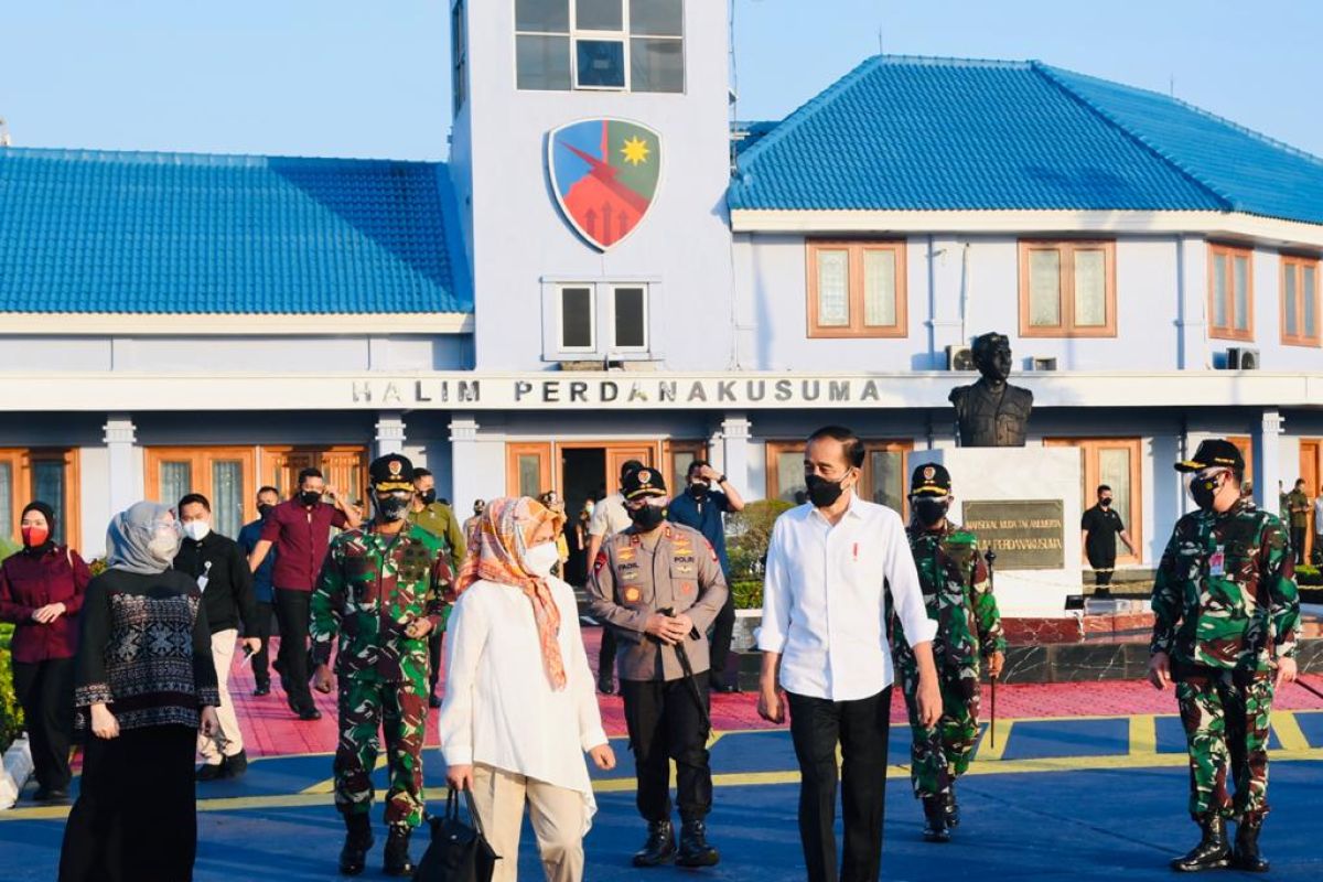 Presiden Jokowi didampingi Ibu Negara bertolak ke Sulsel tinjau vaksinasi