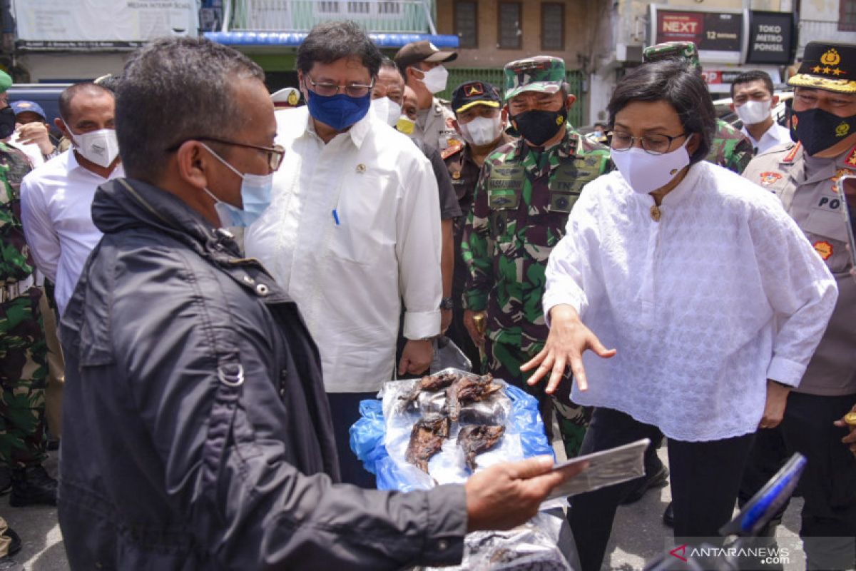 Menko Perekonomian tinjau vaksinasi di Sekolah Sutomo 1 Medan