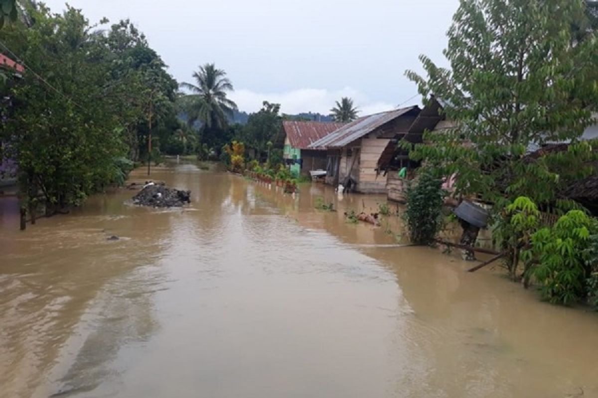 Polsek Dumoga Timur lakukan penanganan banjir di Mogoyunggung- Imandi