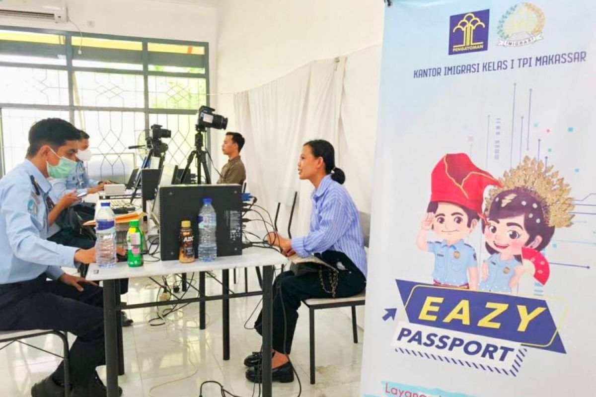 Imigrasi Makassar beri pelayanan "Eazy Passport" di Sekolah Kapal Pesiar DSI