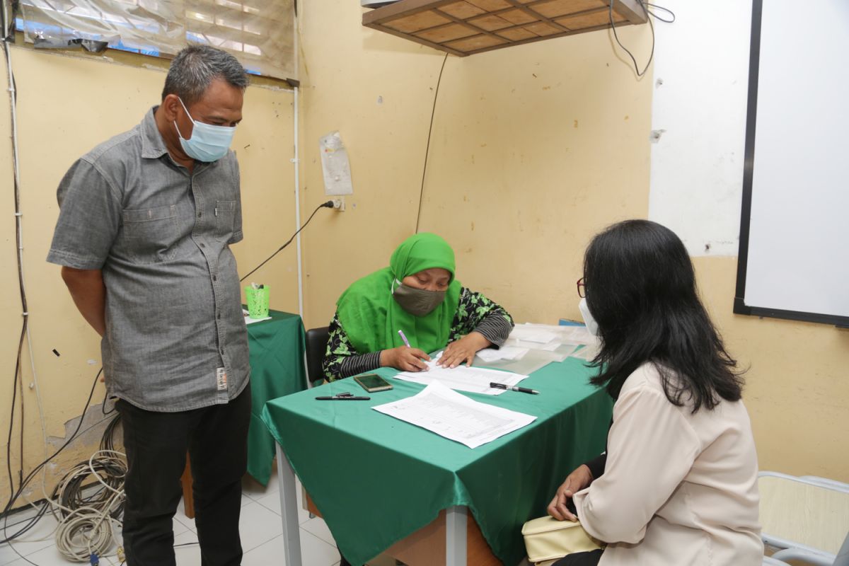 Koperasi sekolah kembalikan uang seragam siswa MBR di Surabaya