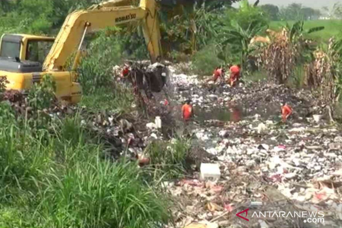 Tumpukan sampah di Kali Busa berasal dari hulu sungai (video)