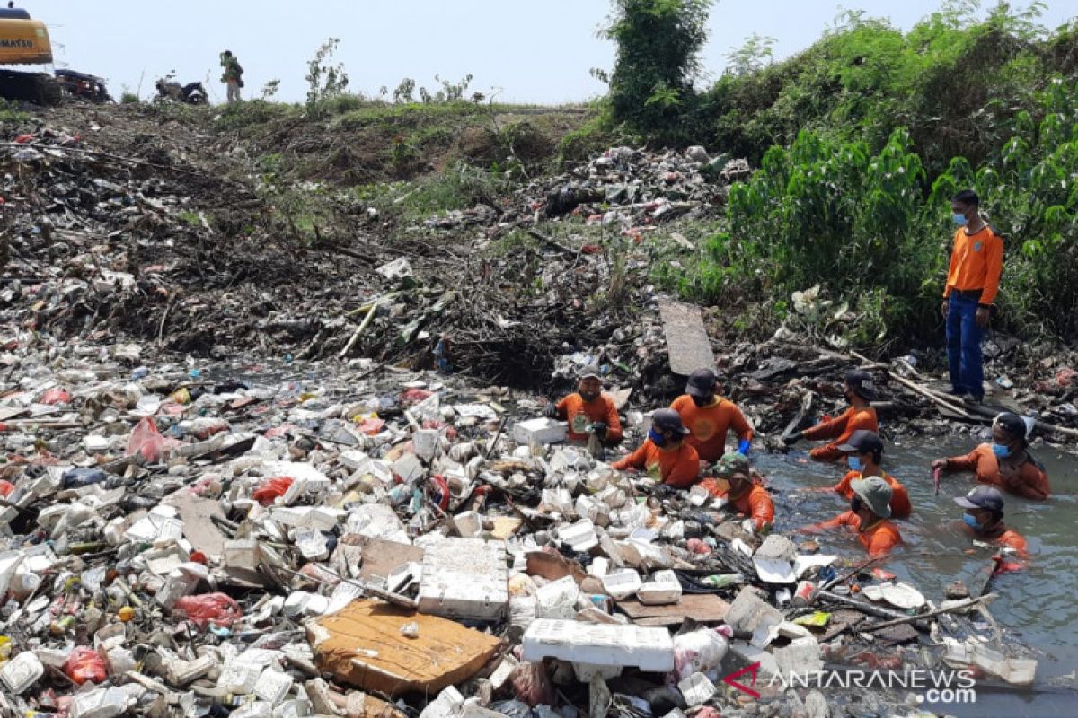 Tim Biawak Bekasi angkut sebanyak 50 ton sampah Kali Busa