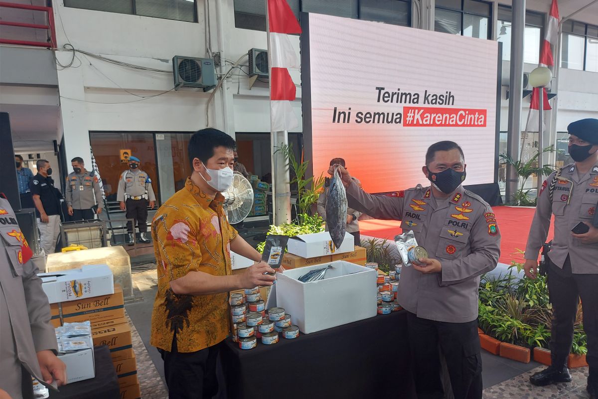 Kapolda terima bantuan 70 ribu kaleng olahan ikan untuk masyarakat