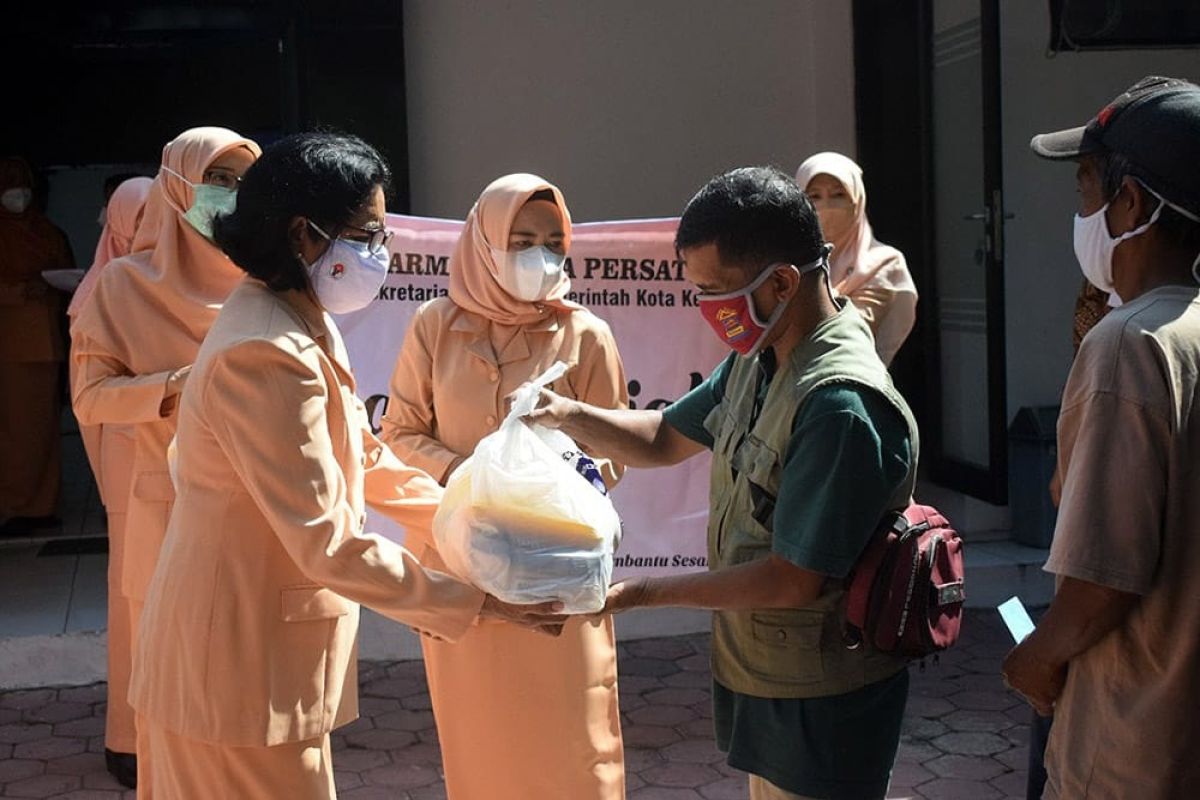 Dharma Wanita Kediri bagikan bantuan warga terdampak COVID-19