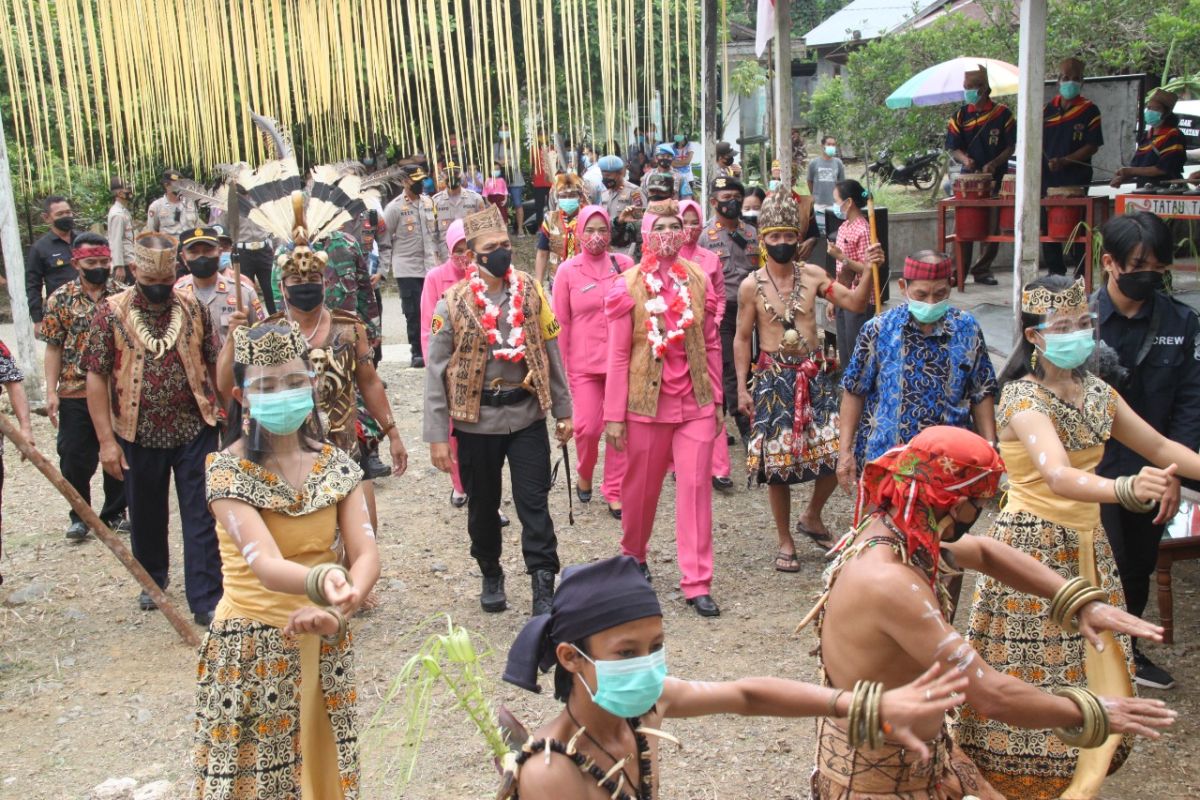 Kapolres Tabalong berikan paket sembako bagi warga Dayak Deah