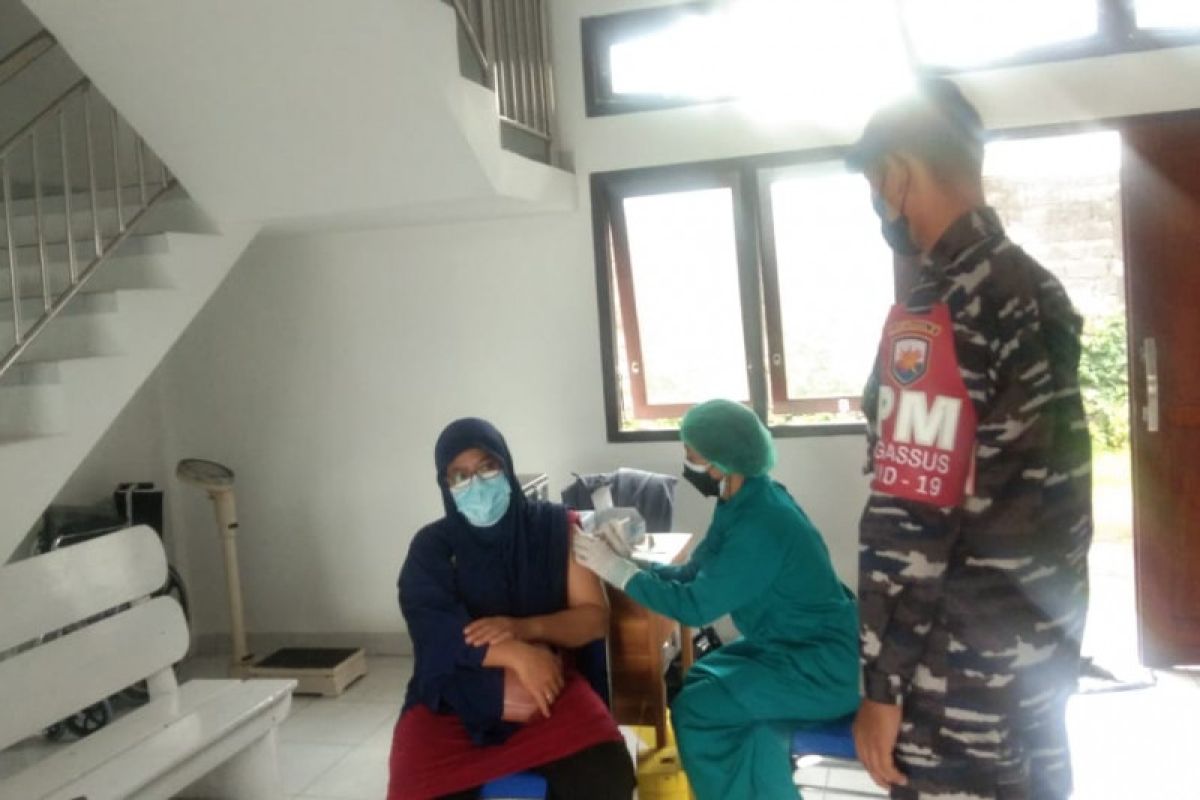 Lanal Denpasar sasar puluhan masyarakat pesisir untuk vaksinasi COVID-19