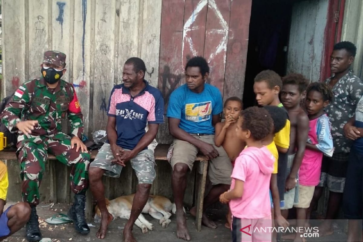 Aparat TNI di Asmat sosialisasi pentingnya pencegahan COVID-19