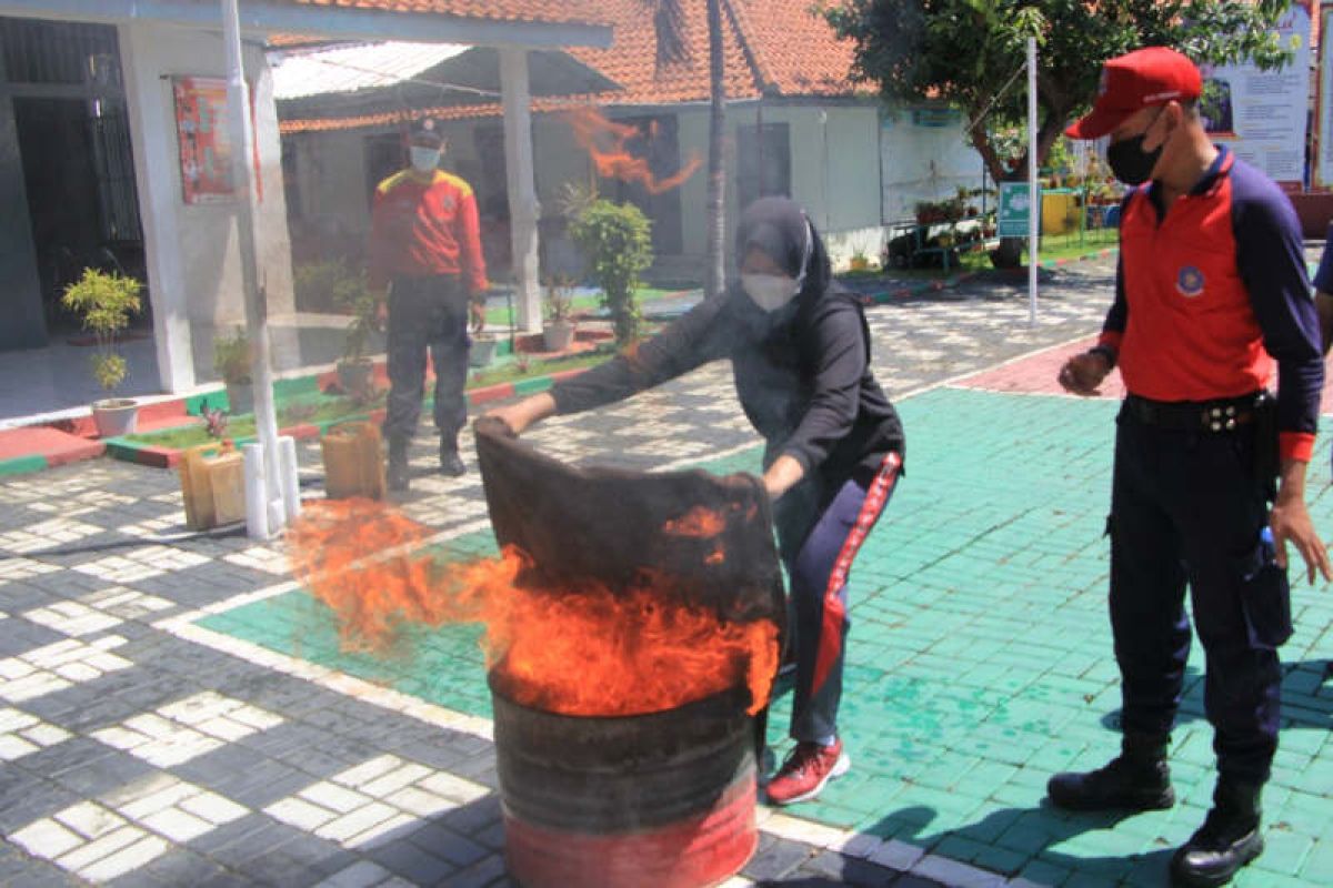 Petugas Lapas Perempuan Semarang dilatih  penanganan kebakaran