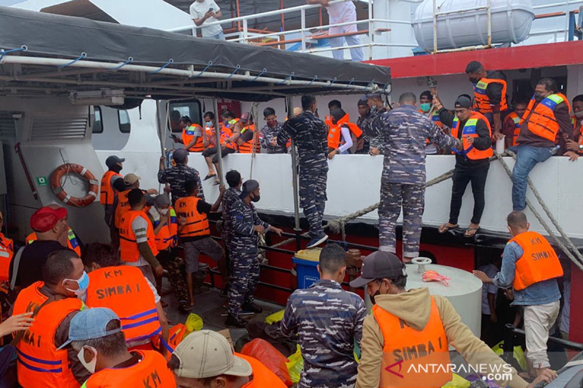 Guspurla Koarmada III evakuasi 115 penumpang KM Simba-1