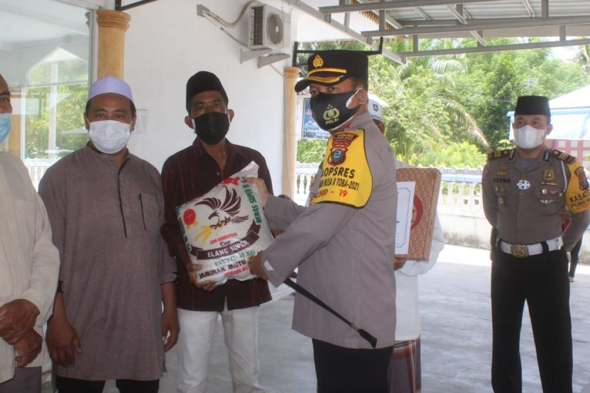 Polres Sergai bagikan sembako untuk warga Desa Sentang