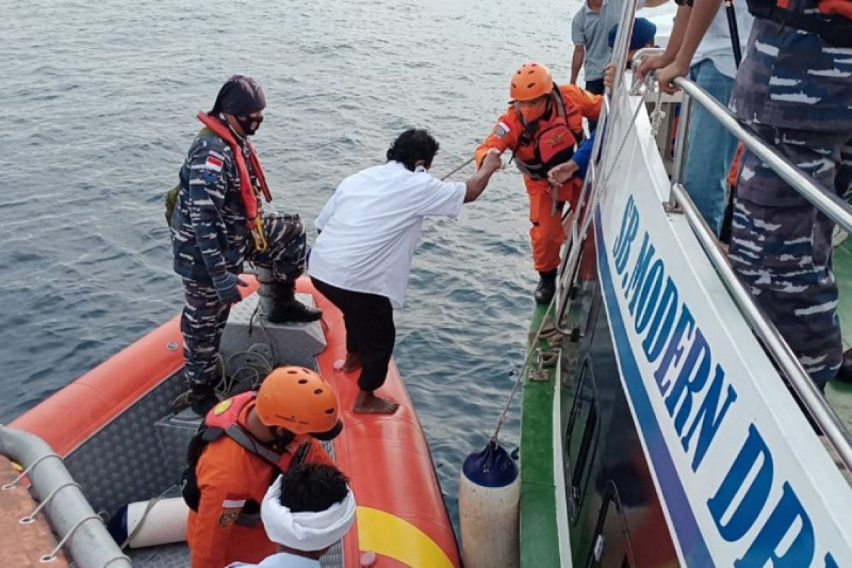 Basarnas Nias evakuasi 35 awak kapal yang terbakar di Samudra Hindia