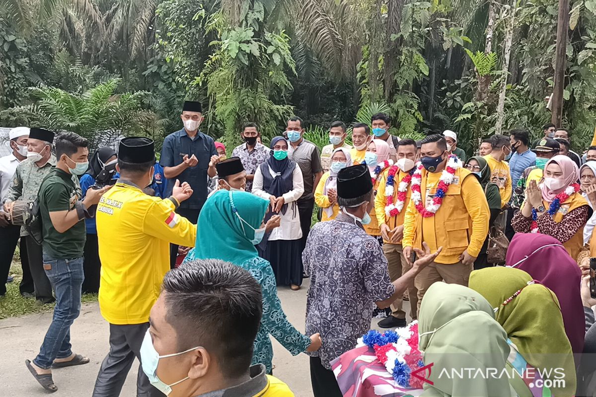 Pencak dan upah-upah sambut kedatangan Bupati Labura di Desa Pematang