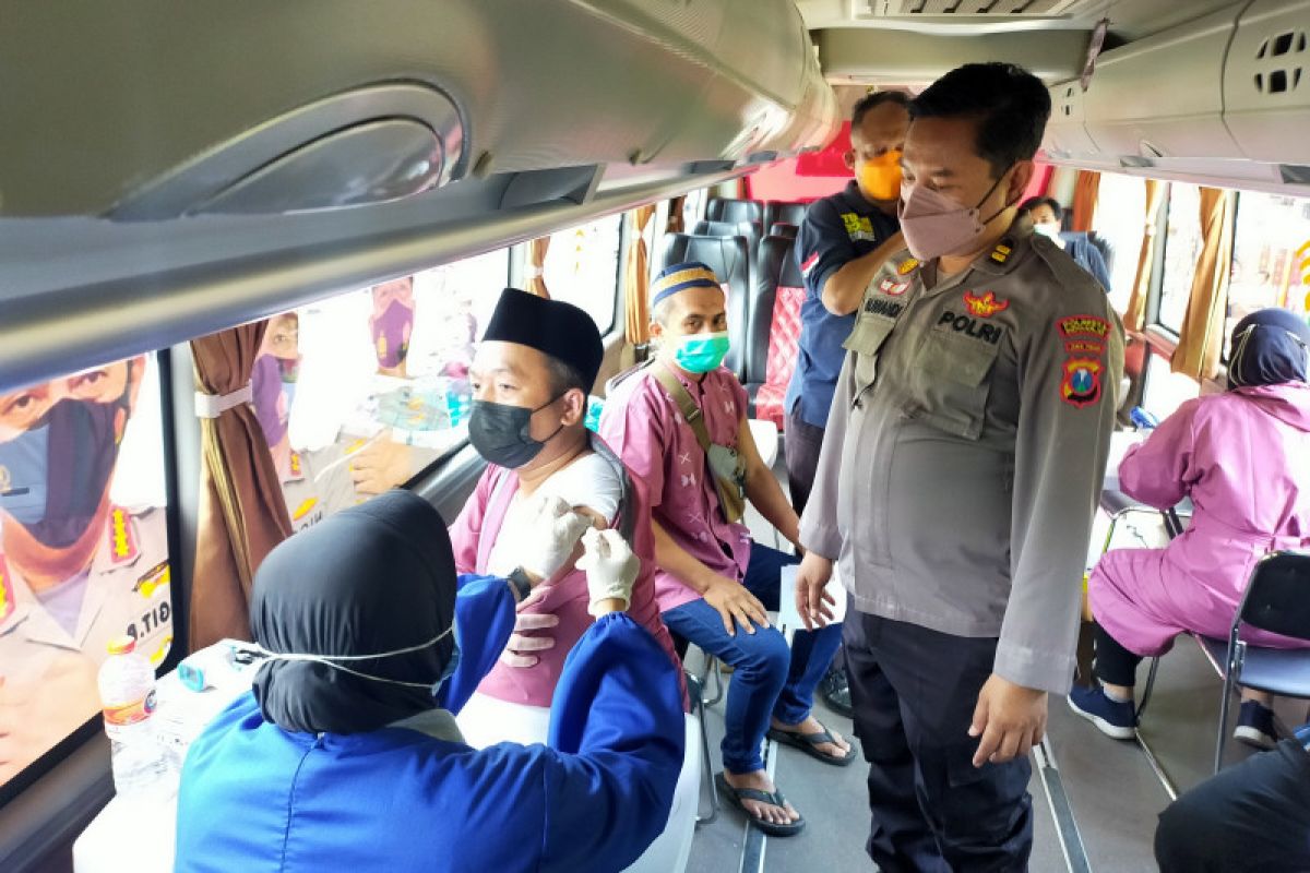 Sidoarjo police organize COVID-19 vaccinations during Friday prayers