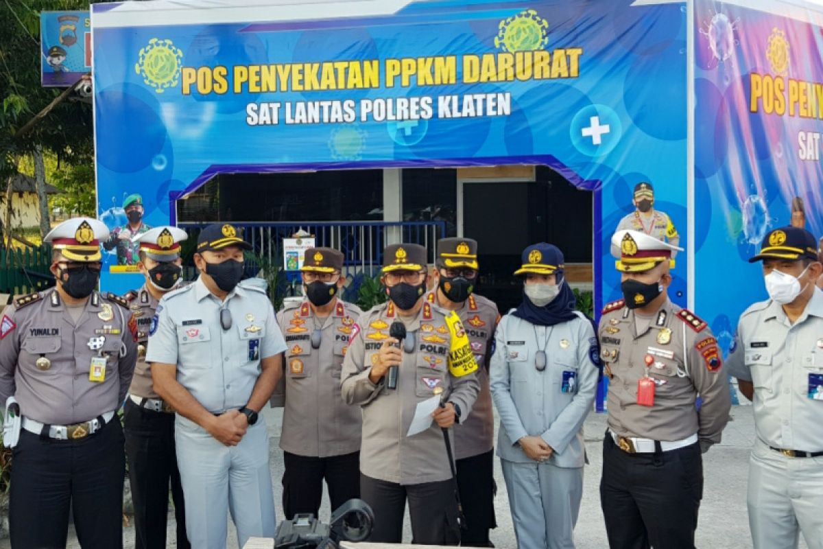 Jasa Raharja bagikan helm dan masker di Prambanan