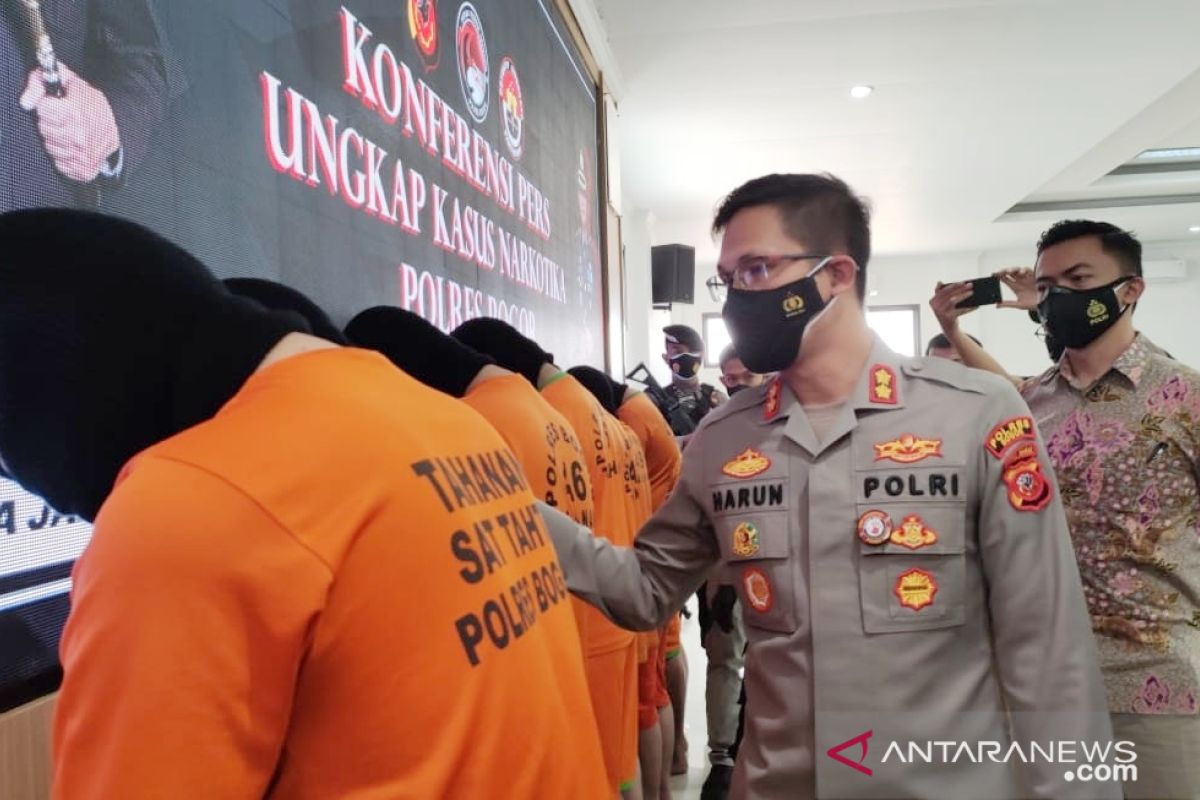 Polres Bogor ungkap peredaran biang tembakau sintetis dari China senilai Rp23 miliar (video)