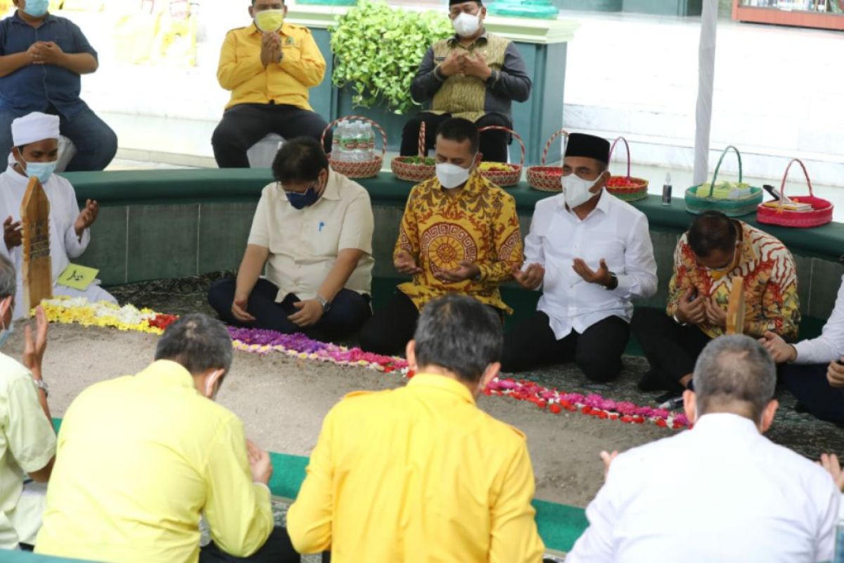 Menko Perekonomian Airlangga Hartarto ziarah ke makam H Anif