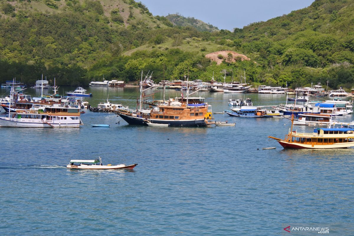 Kapal wisata mengangkut puluhan wisatawan terbakar di perairan Labuan Bajo