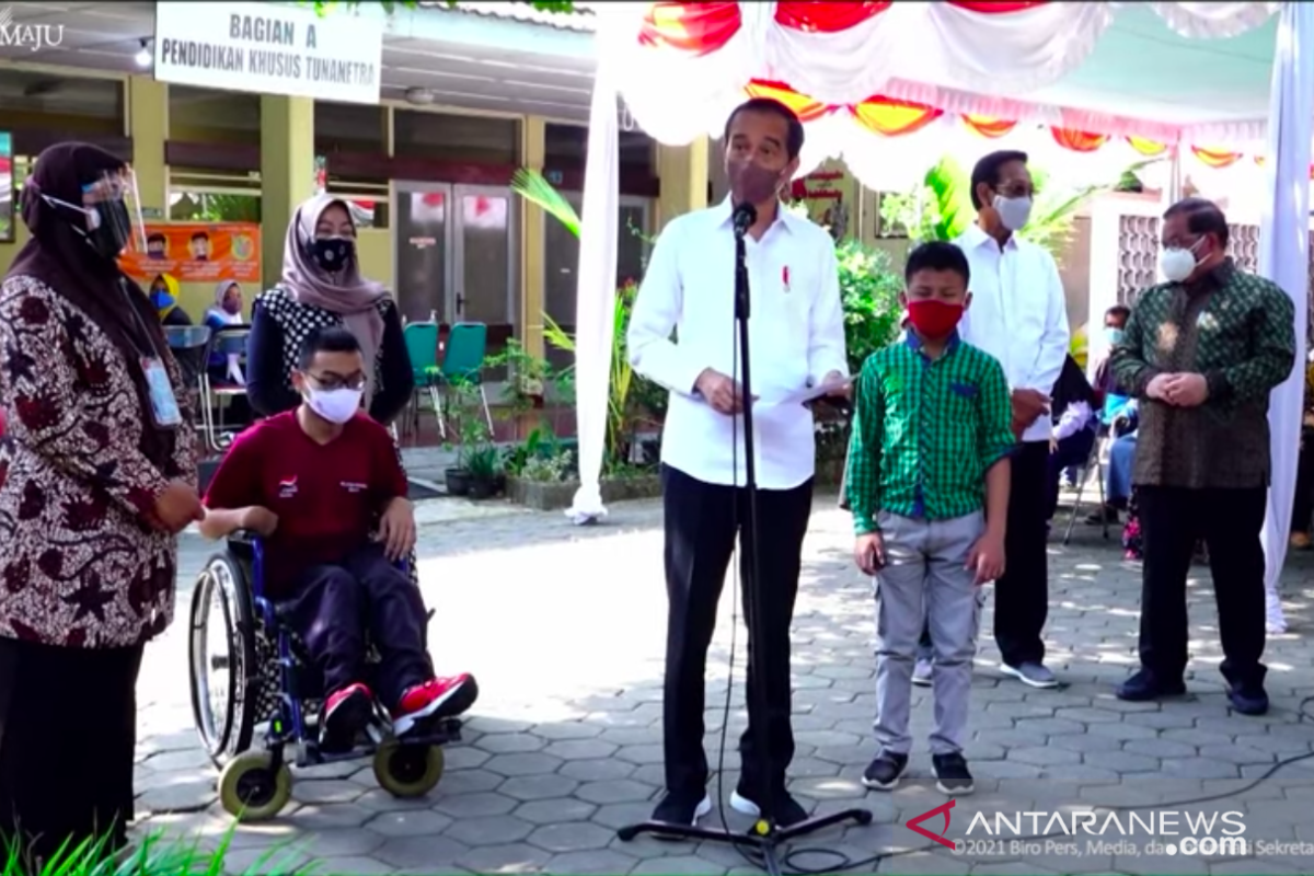 Jokowi reviews vaccination for special needs students in Yogyakarta