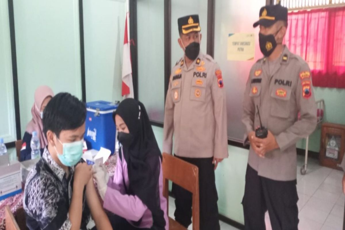 Polres Batang  vaksinasi COVID-19 ratusan pelajar dukung PTM