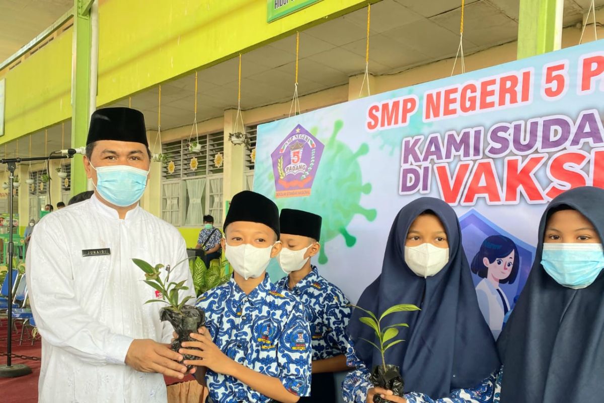 SMPN 5 Padang berikan bibit manggis untuk pelajar yang divaksin