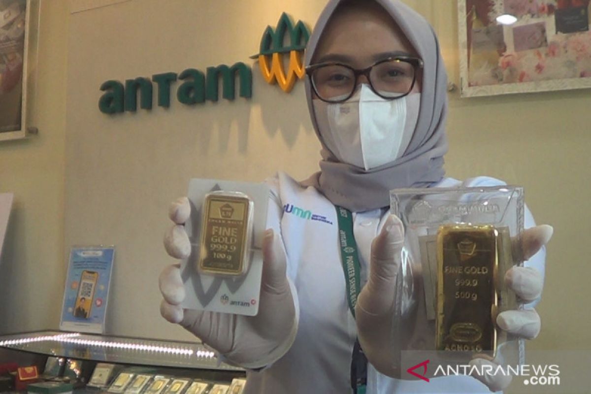 Dolar melemah, harga emas naik tipis