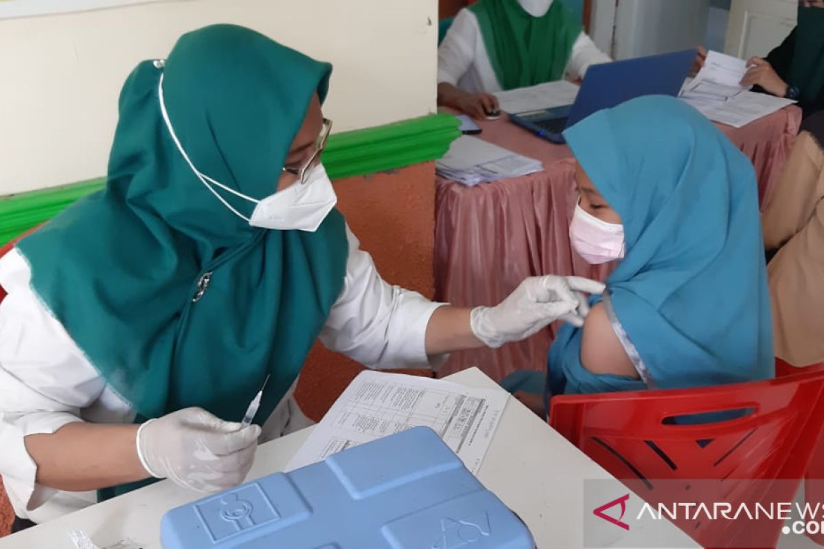 Gubernur Gorontalo minta warga tidak berkerumun saat vaksinasi