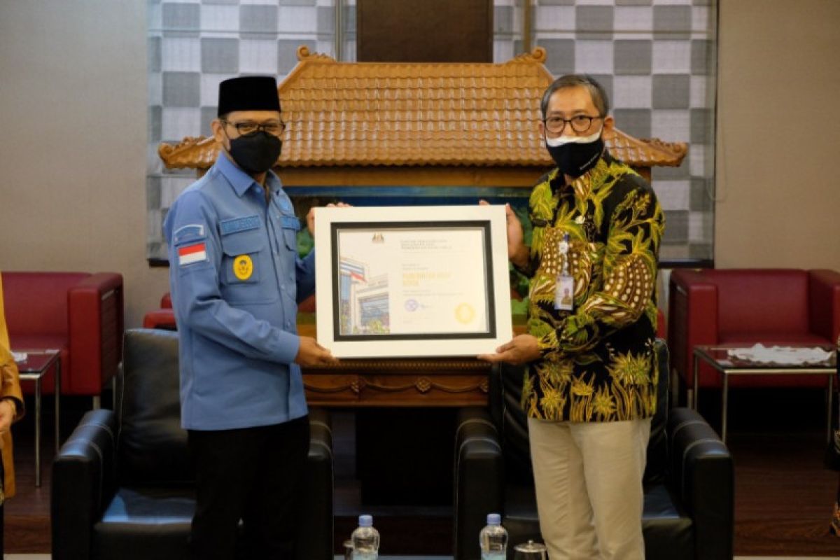 Pemkot Depok menerima penghargaan BKN Award 2021