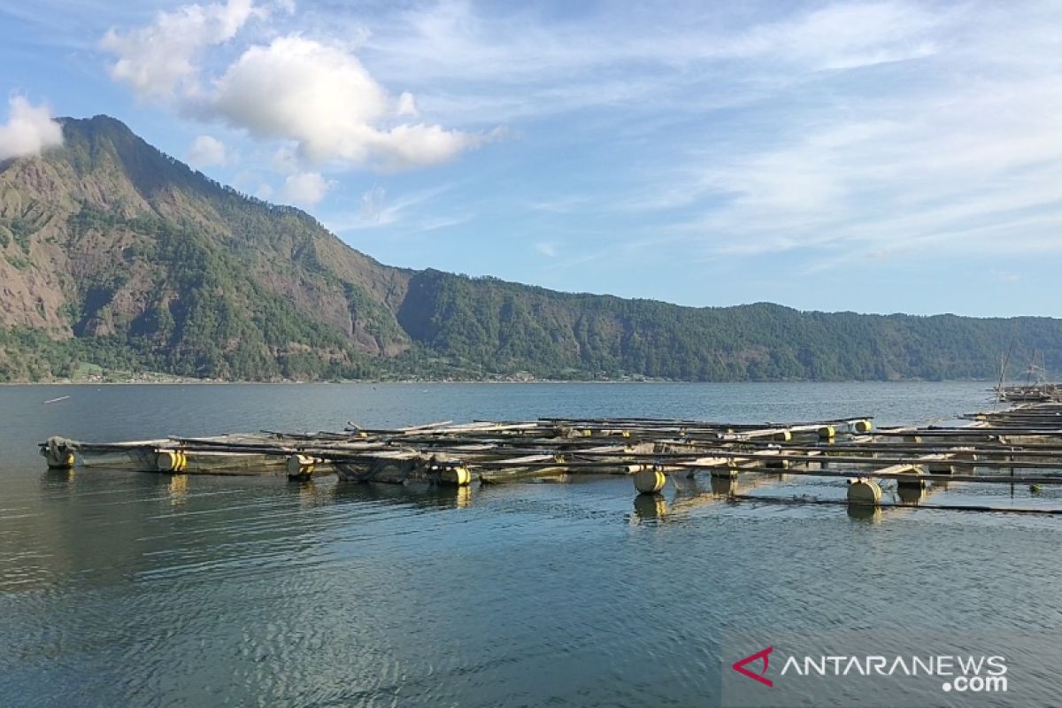 Keramba ikan di Danau Batur harus ditata agar tidak rusak pariwisata