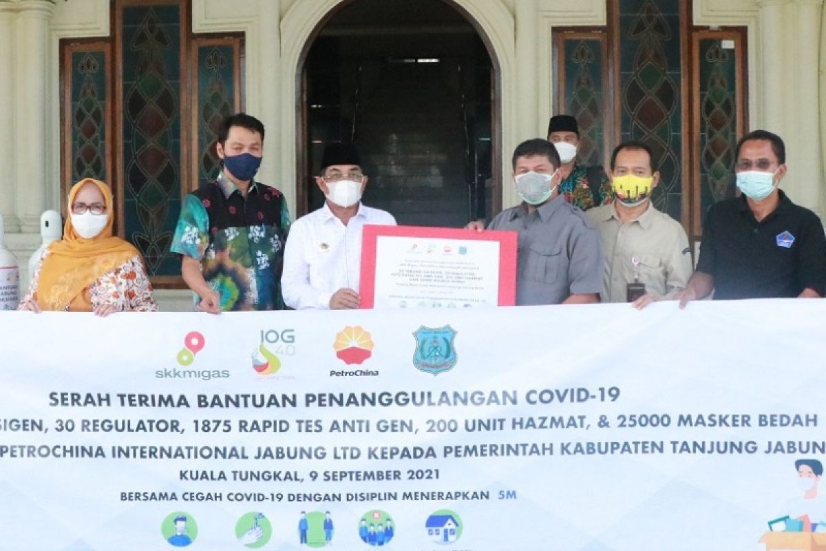 SKK Migas-PetroChina serahkan bantuan tabung gas dan alat kesehatan untuk Tanjabbar
