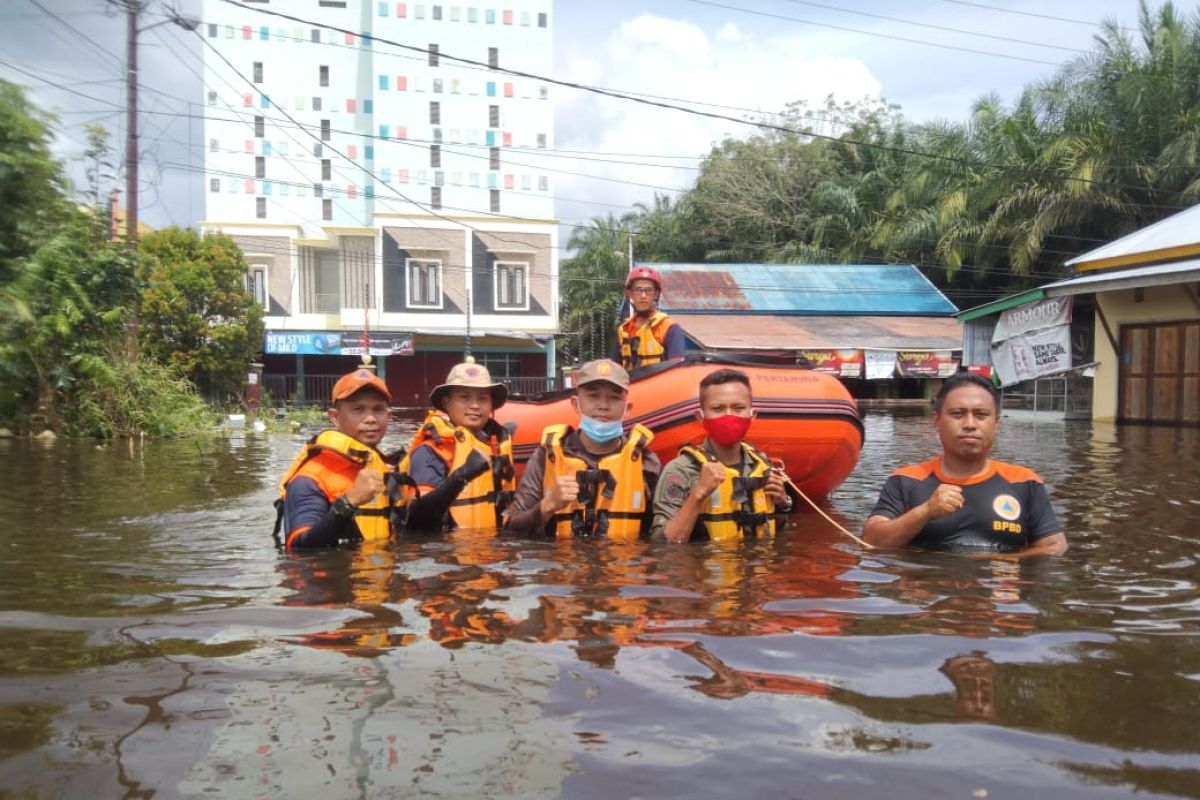 Tim BPBD Kalsel bantu evakuasi korban banjir Kasongan, Kalteng
