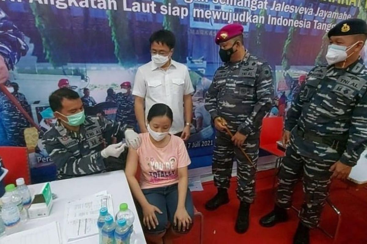 Lantamal VIII gelar Serbuan Vaksinasi dan kenalkan TNI AL kepada masyarakat