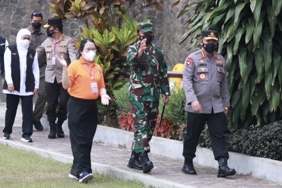 Kapolri dan Panglima TNI tinjau pelaksanaan vaksinasi di Malang