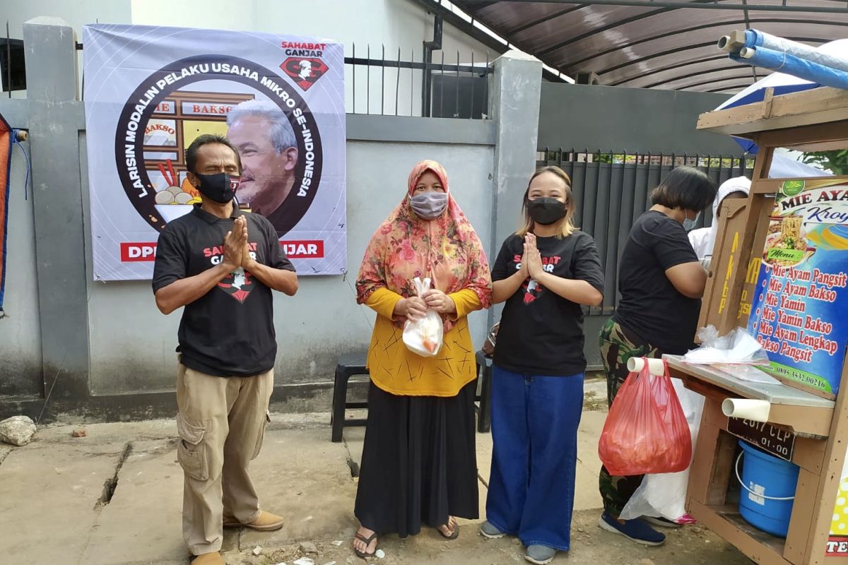 Serentak 51 daerah, Relawan Sahabat Ganjar aksi borong dagangan UMKM