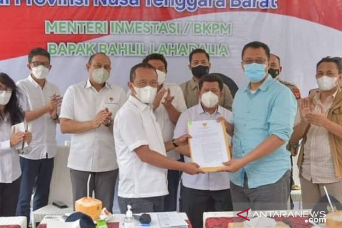 Menteri Bahlil serahkan Surat Keputusan pemutusan kontrak GTI kepada Gubernur NTB