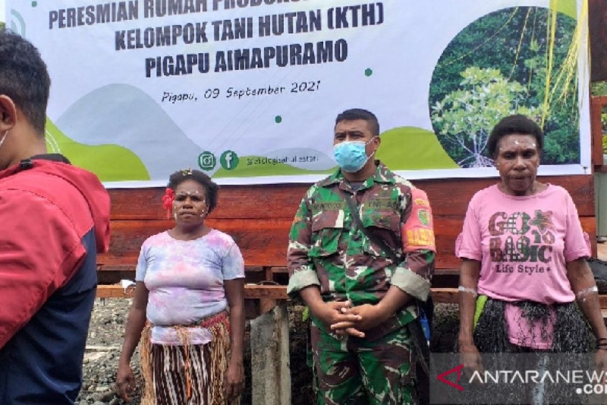 Aparat TNI Mimika hadiri peresmian rumah produksi teh mangrove