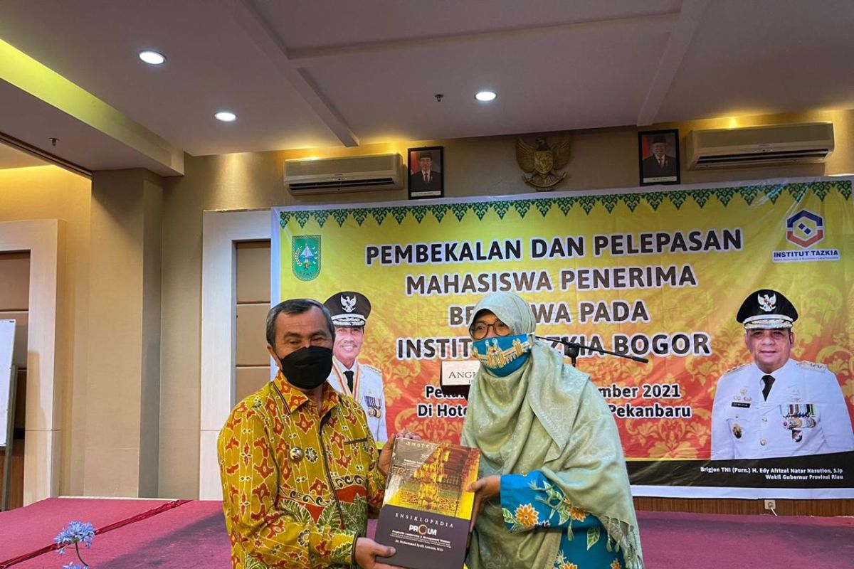 Gubri lepas mahasiswa peraih beasiswa tahun 2021