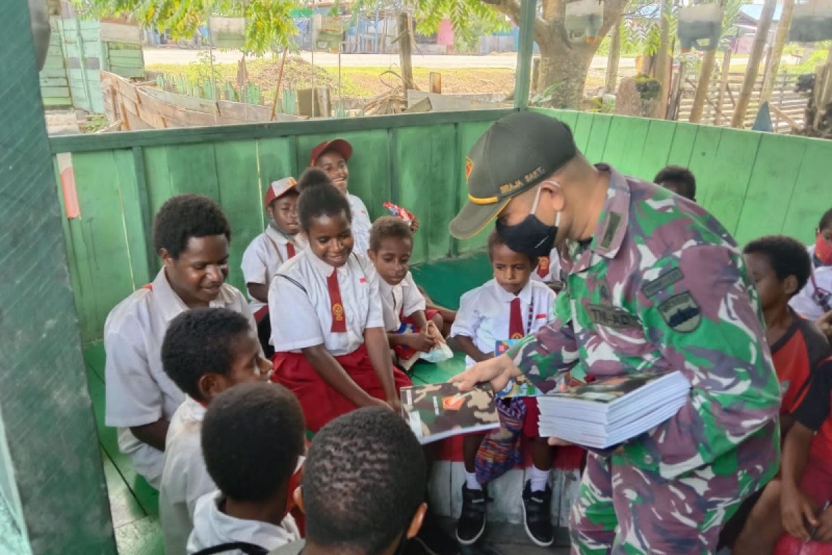 Satgas TNI Yonif 131 sediakan tempat belajar bersama anak di perbatasan RI-PNG